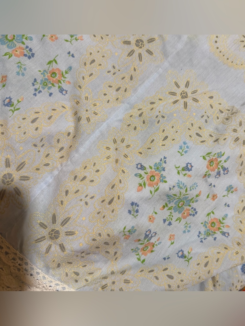 Vintage Floral Tablecloth With Lace Pattern - Picture 4 of 8